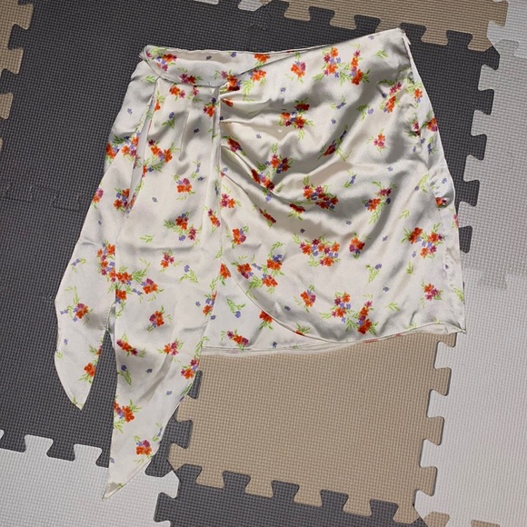 Zara - white floral mini skirt with design at side - Picture 2 of 4